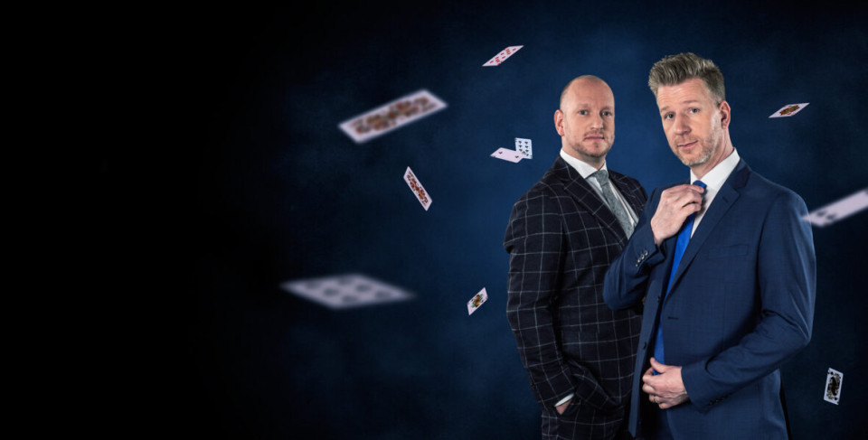 Rob en Emiel Blauwe achtergrond incl kaarten 3000x1521px USM sRGB 1180x598